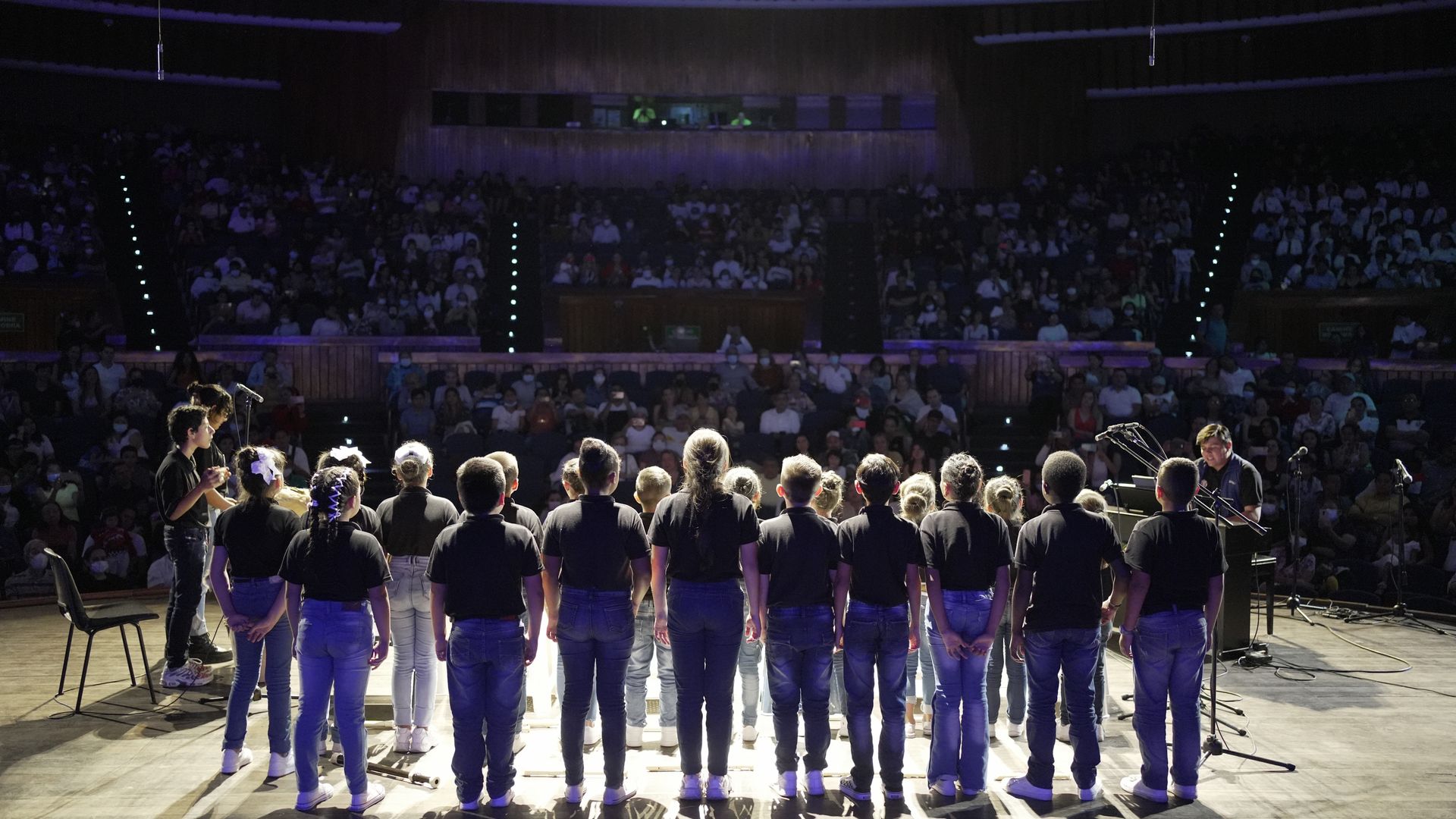 Coro infantil en escena durante el Festival Hormiga de Oro