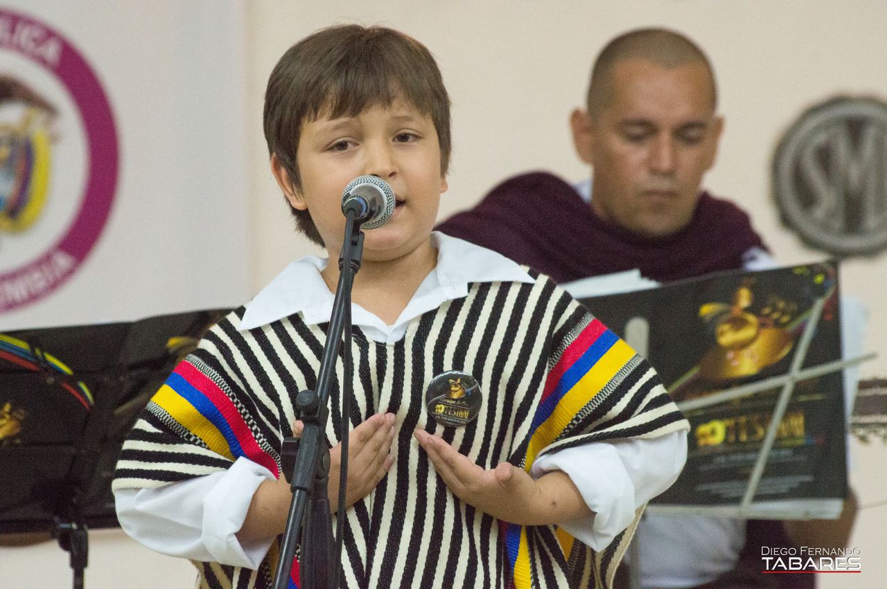 Joven cantante en concierto