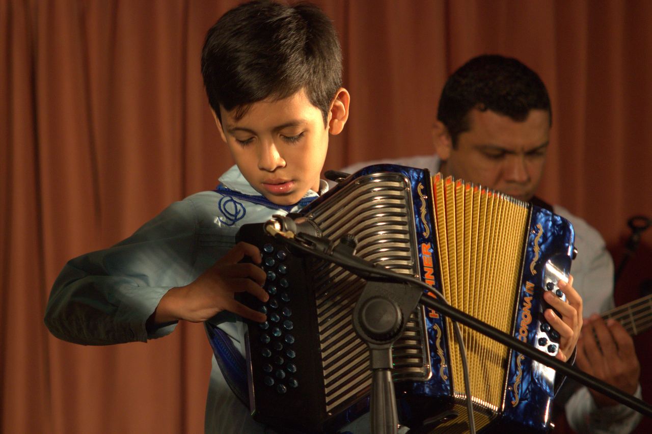 Joven acordeonero en concierto